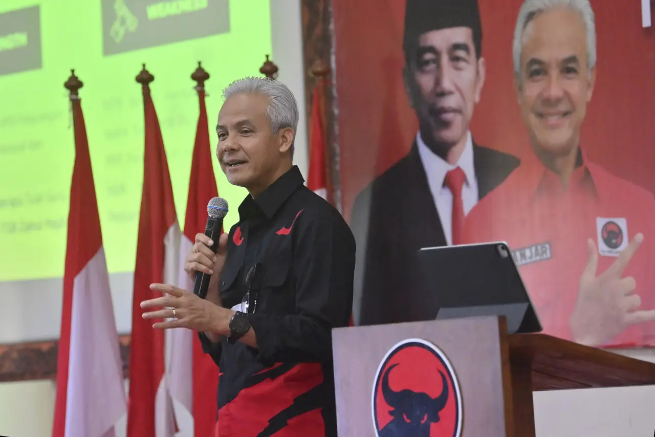 Ganjar Pranowo Pimpin...