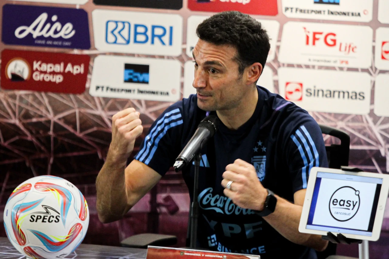Scaloni Puji Stadion...