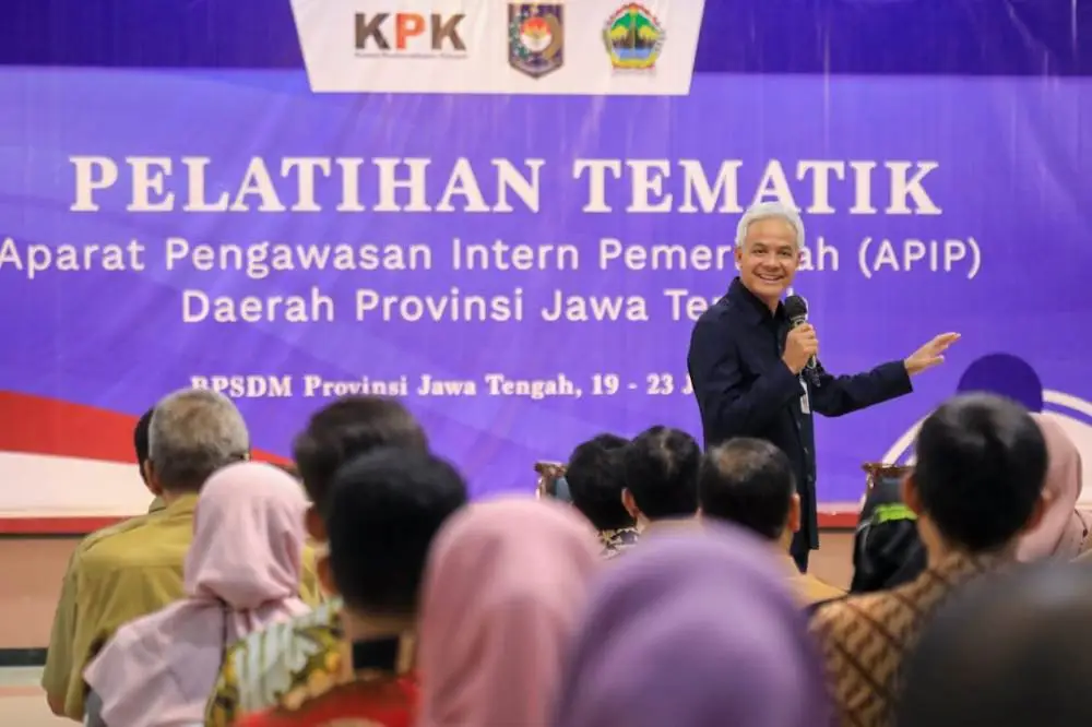 Ganjar Pranowo Beri...