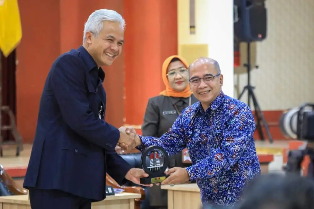 Ganjar Pranowo Beri...