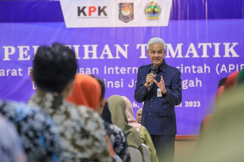 Ganjar Pranowo Beri...
