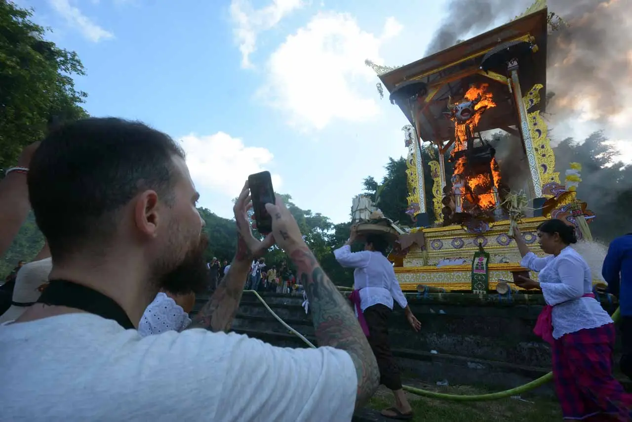 Ribuan Umat Hindu Hadiri...