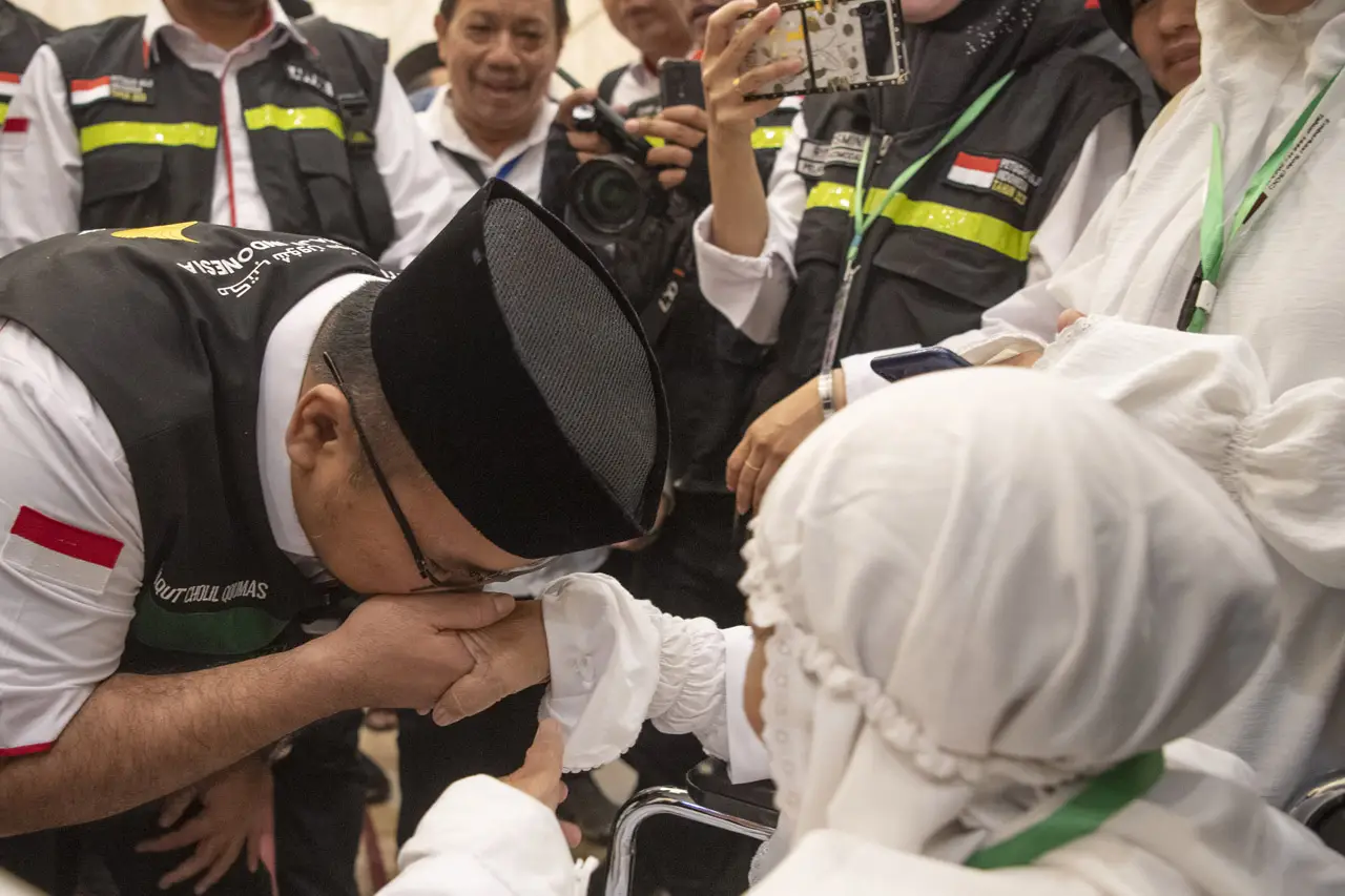Menag Yaqut Cholil Tinjau...