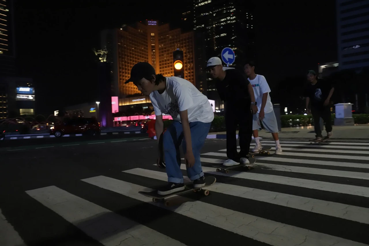 Ratusan Skateboarder...