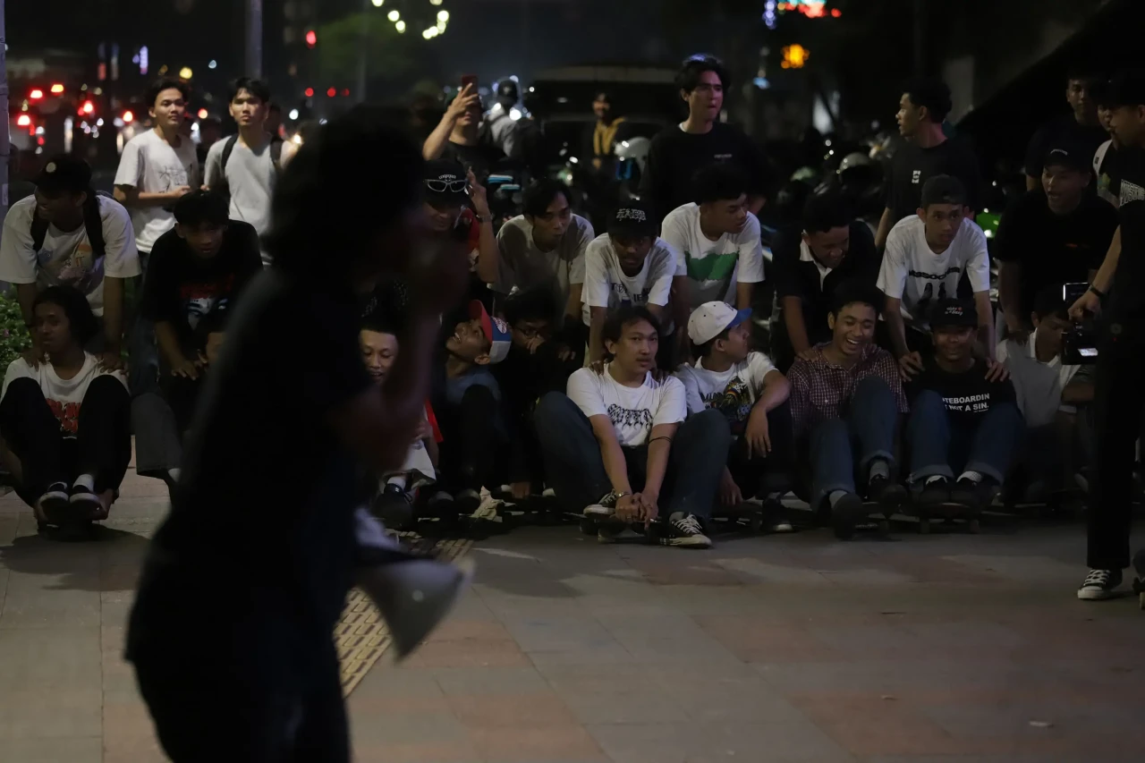 Ratusan Skateboarder...
