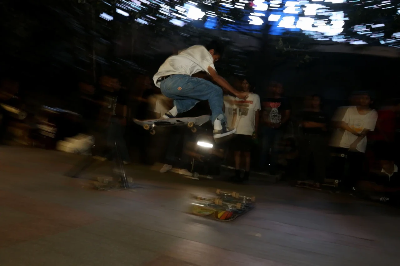 Ratusan Skateboarder...