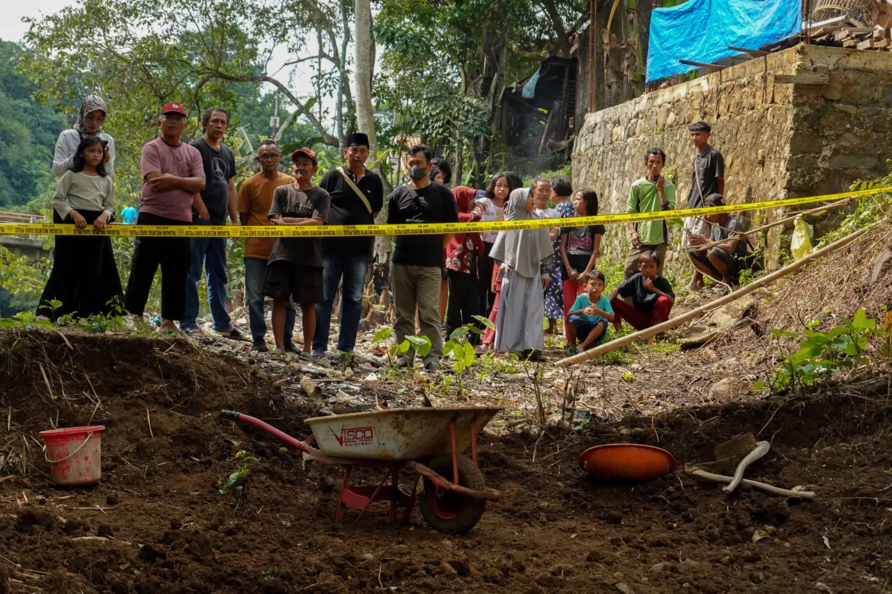 Polisi Bongkar Lokasi...