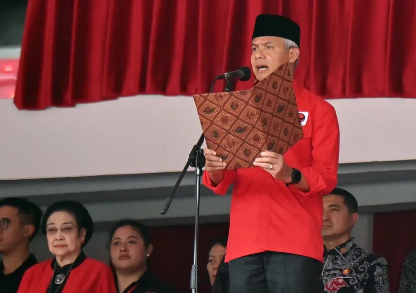 Puncak Bulan Bung Karno,...