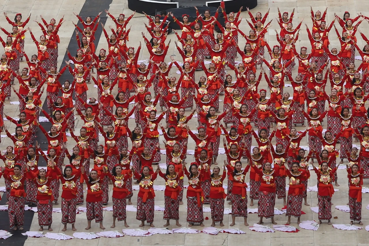Tarian Kecak Tutup Peringatan...