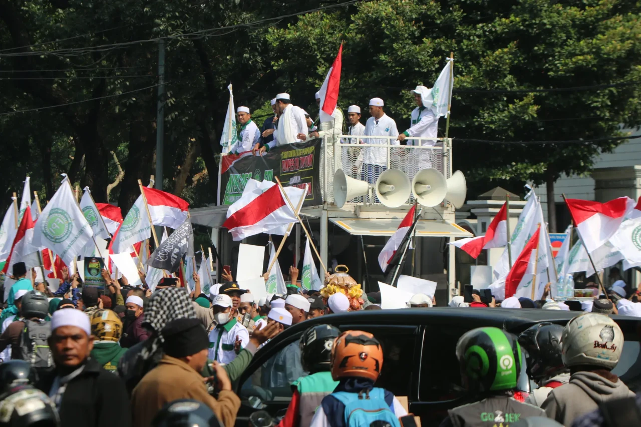 FPI Kepung Kemenag,...