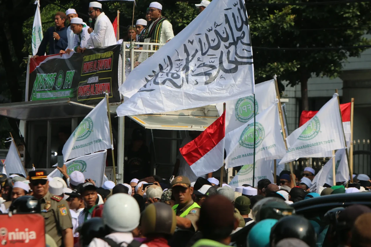 FPI Kepung Kemenag,...