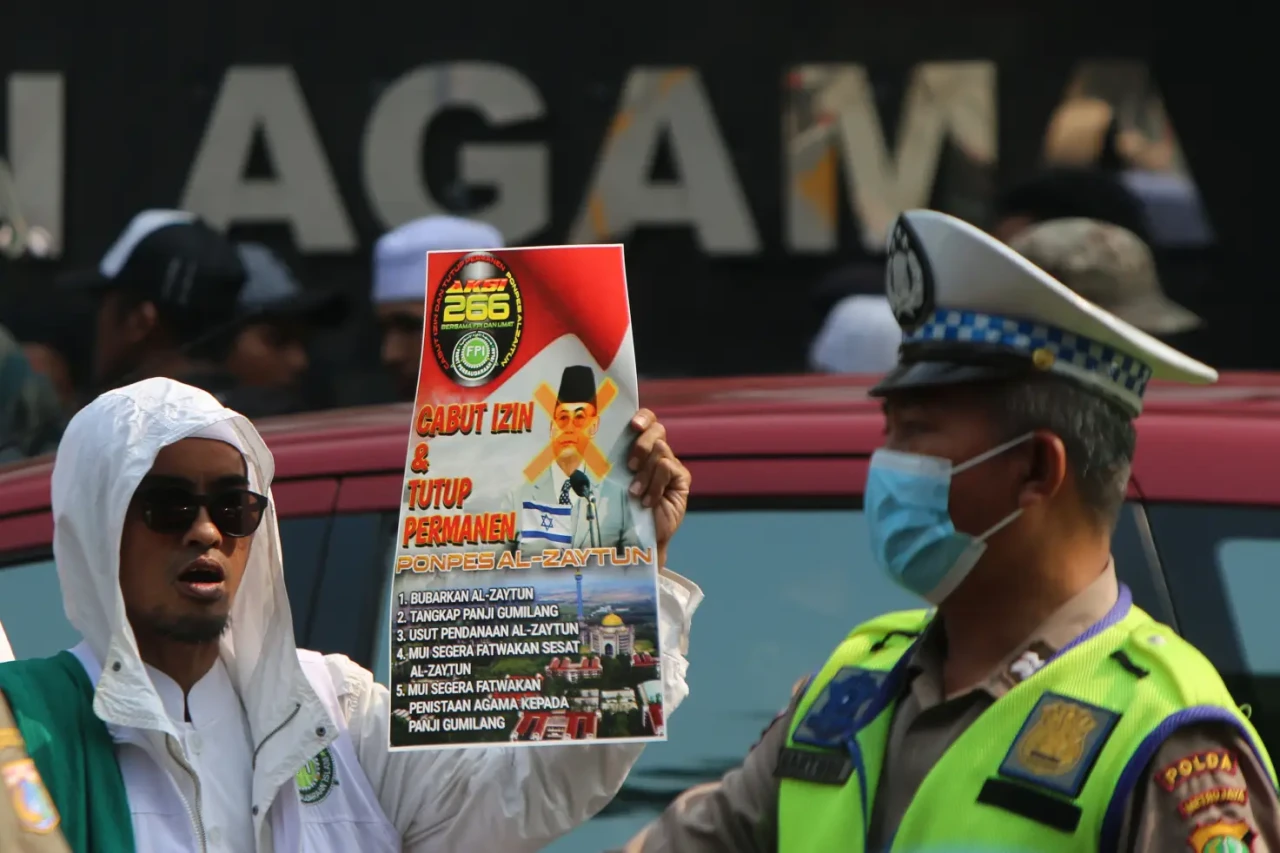 FPI Kepung Kemenag,...