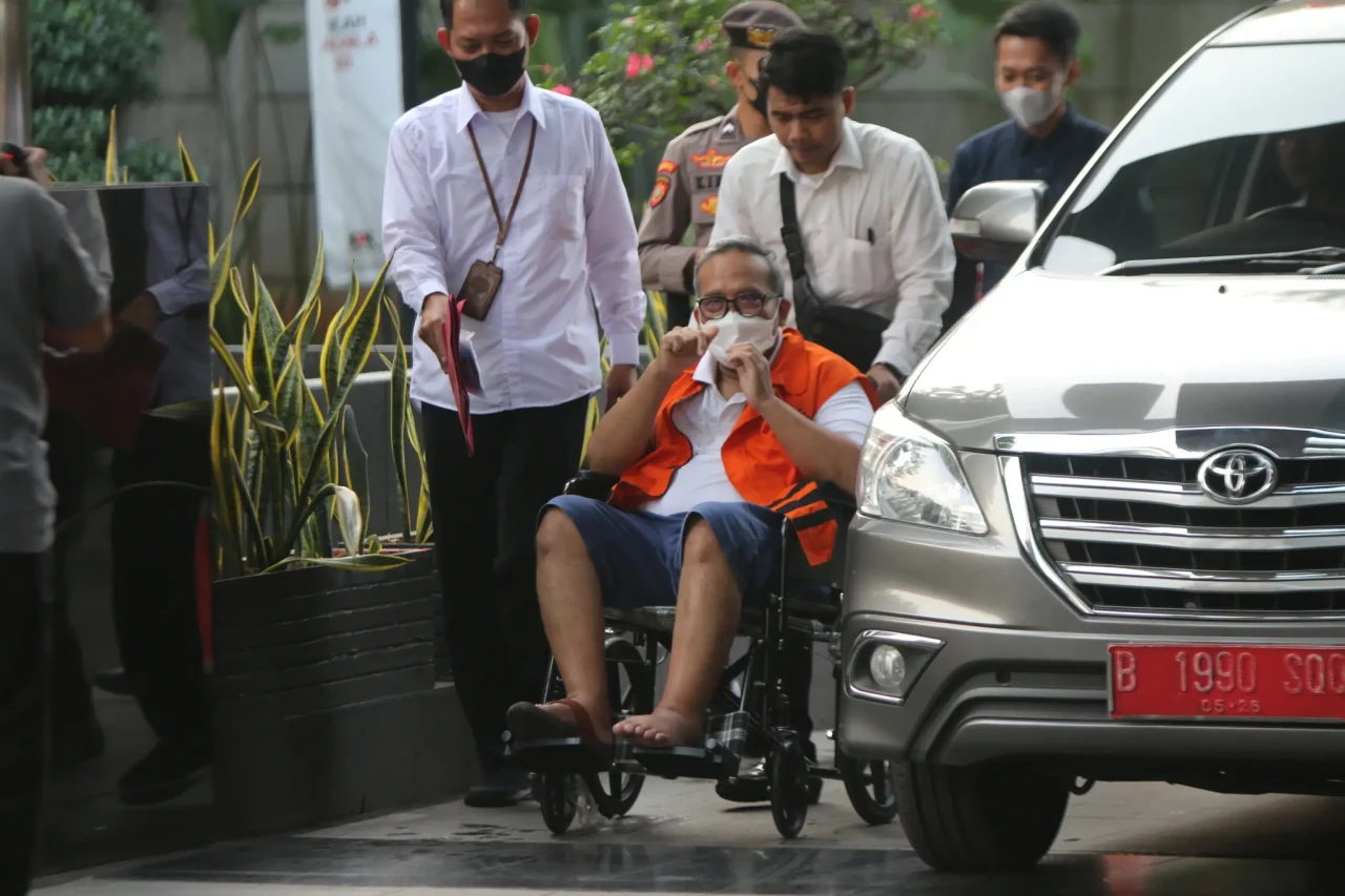 Pakai Kursi Roda, PNS...