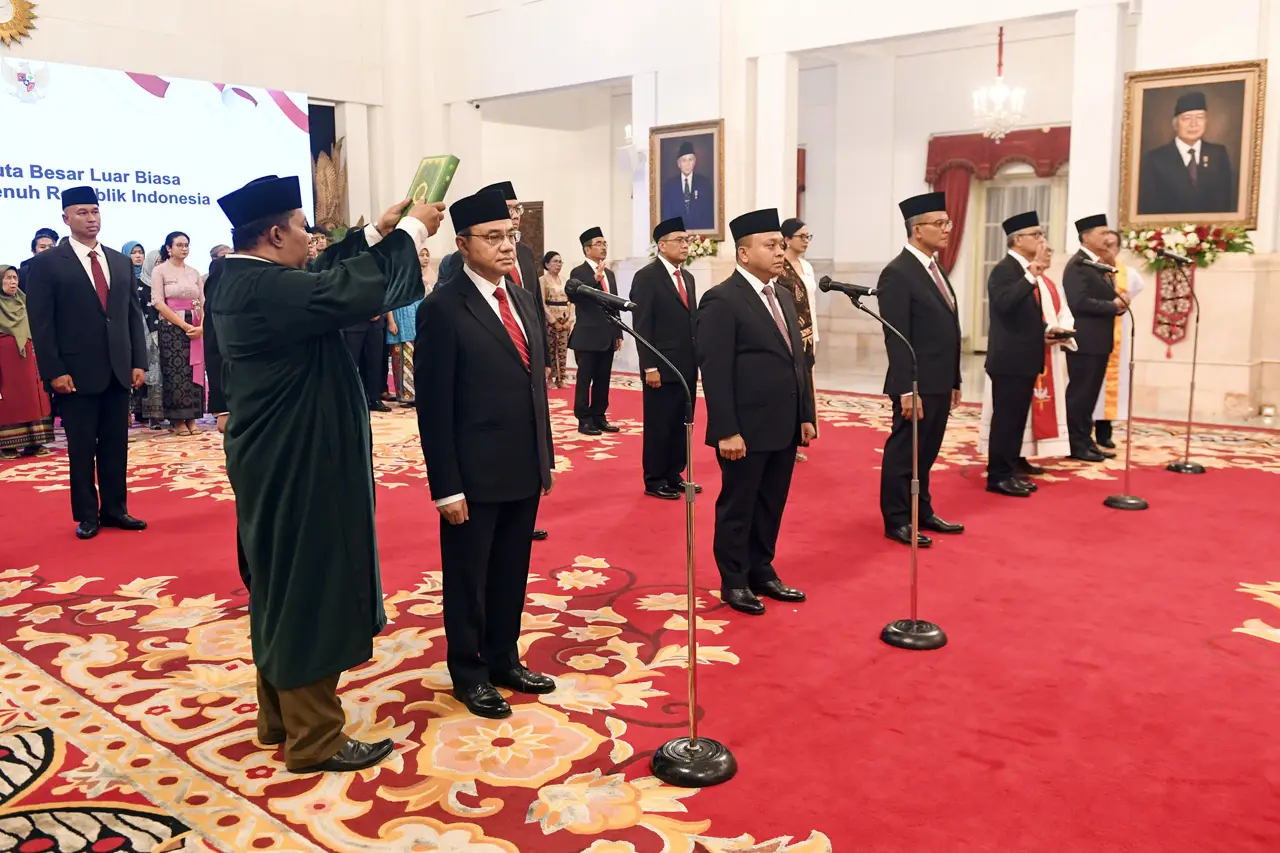 Presiden Jokowi Lantik...
