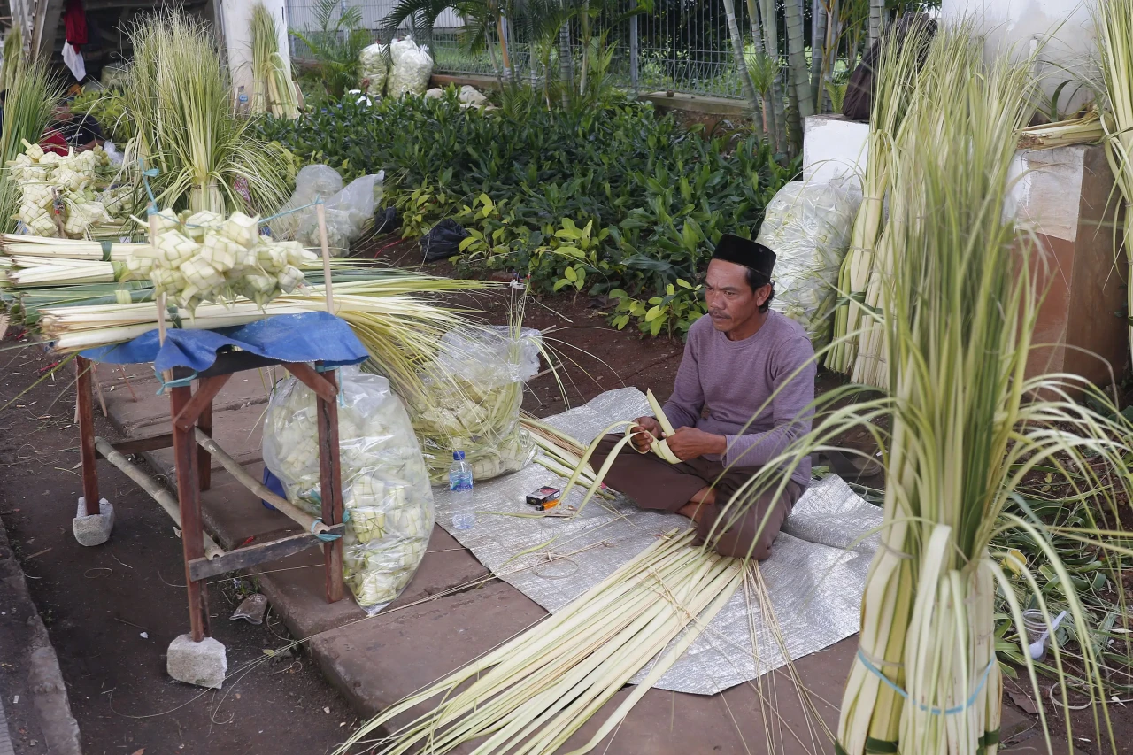 Penjual Ketupat Mulai...