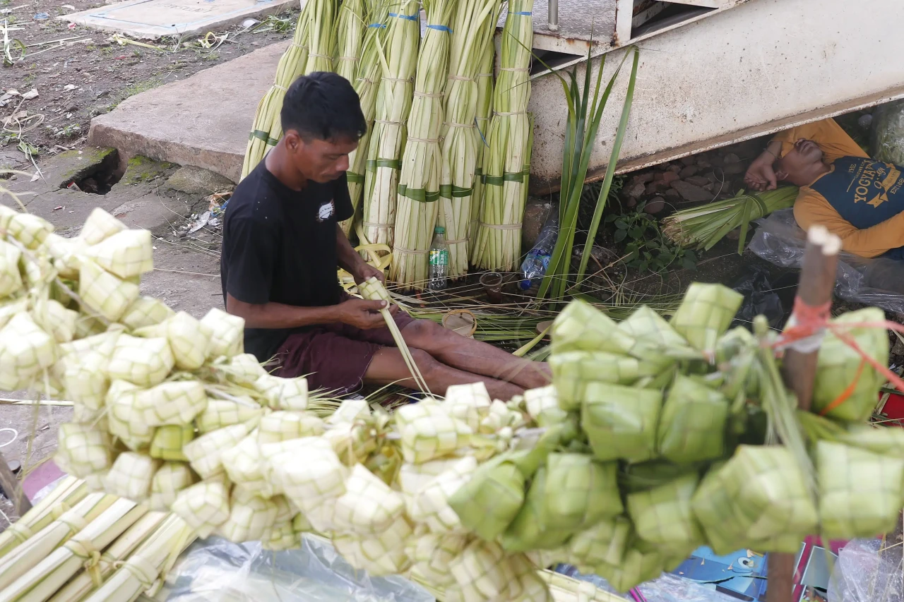 Penjual Ketupat Mulai...