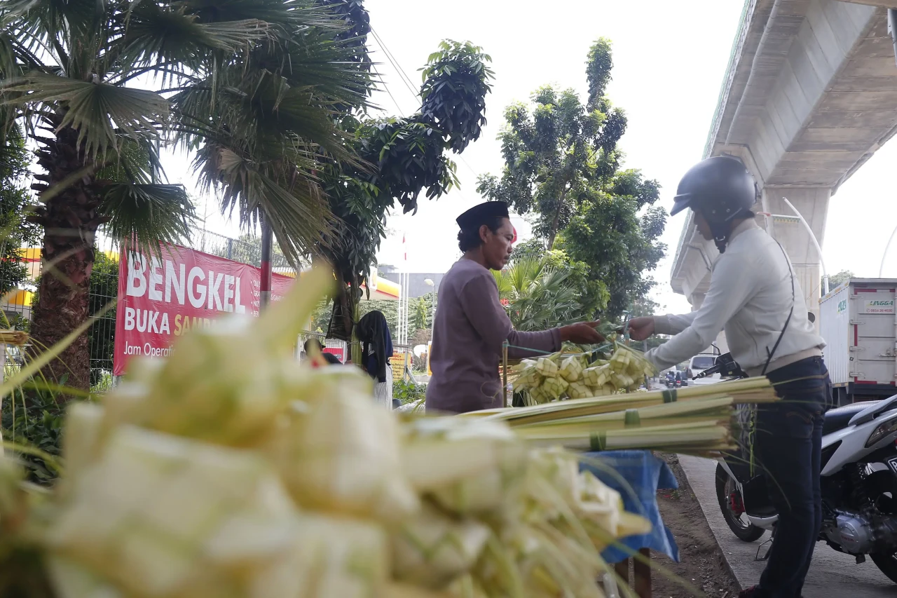 Penjual Ketupat Mulai...