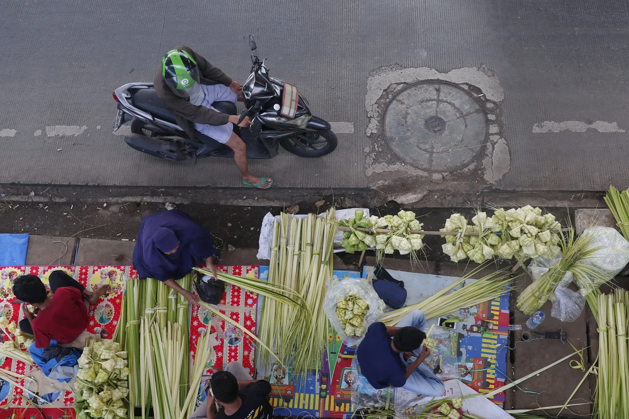Penjual Ketupat Mulai...