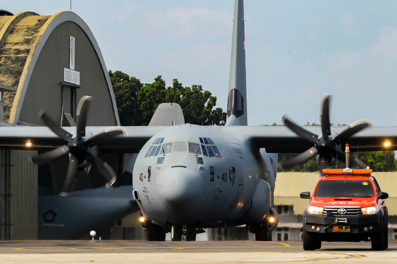 Pesawat C-130J Super...
