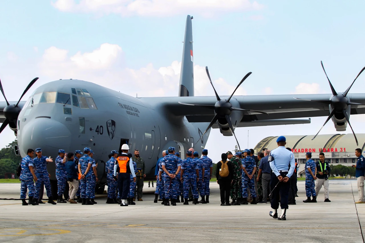 Pesawat C-130J Super...