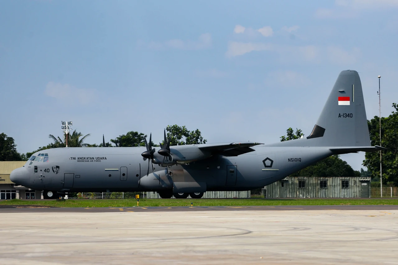 Pesawat C-130J Super...