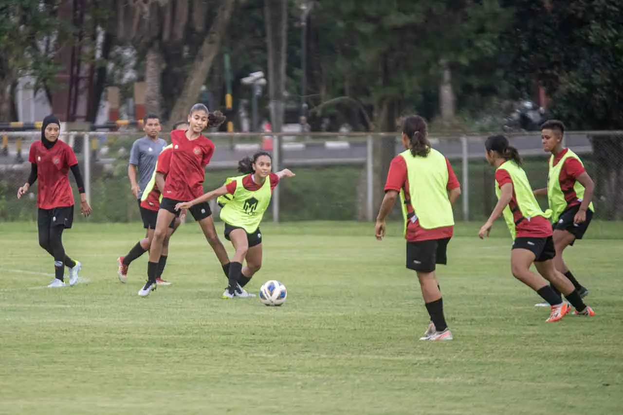 Latihan Timnas Wanita...