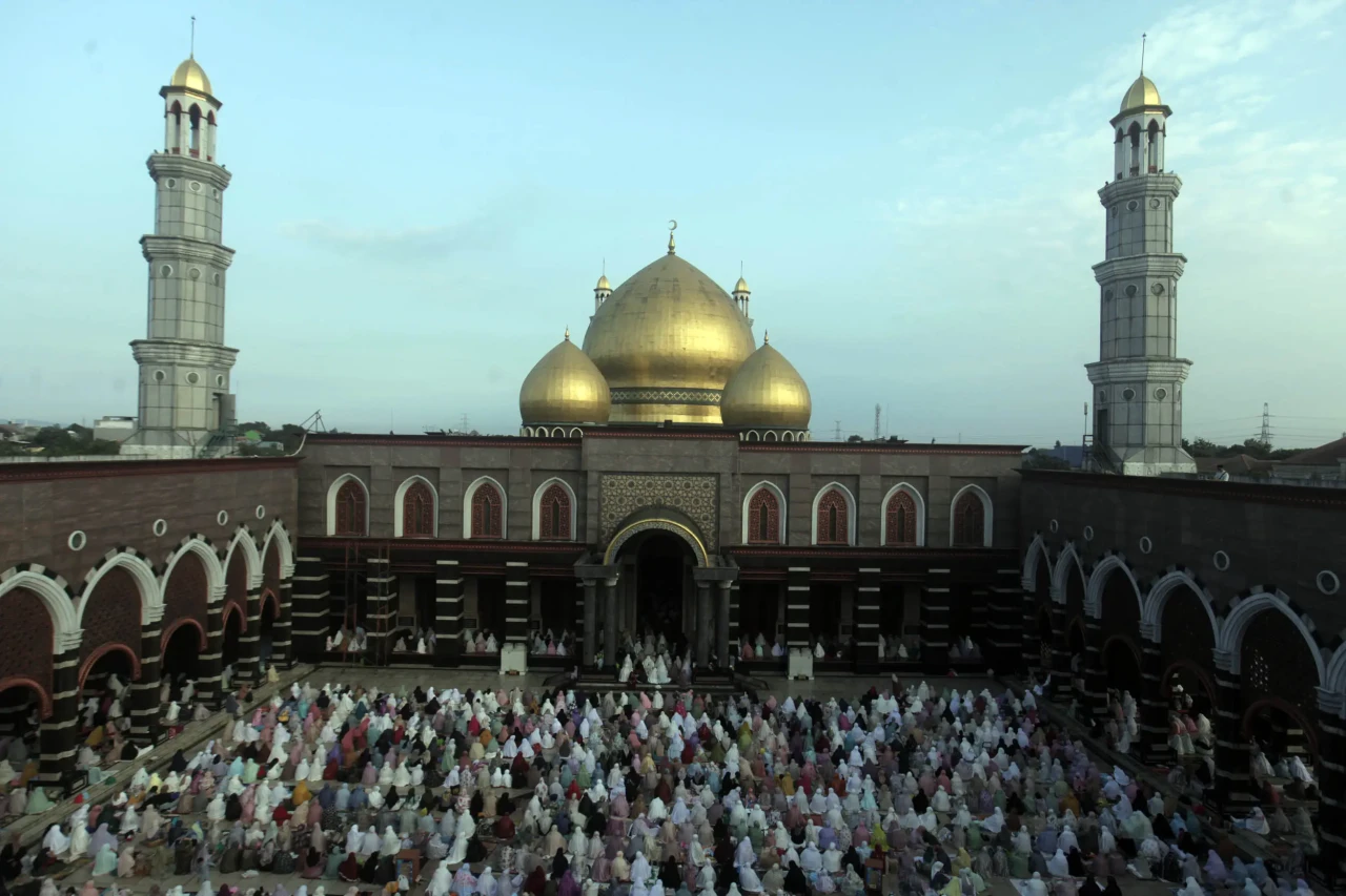 Masjid Kubah Emas Depok...