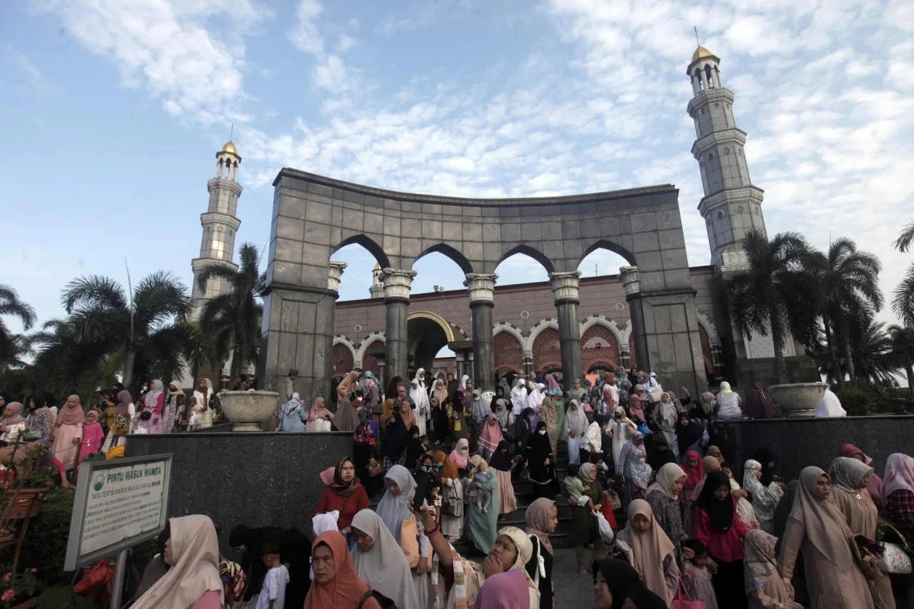 Masjid Kubah Emas Depok...