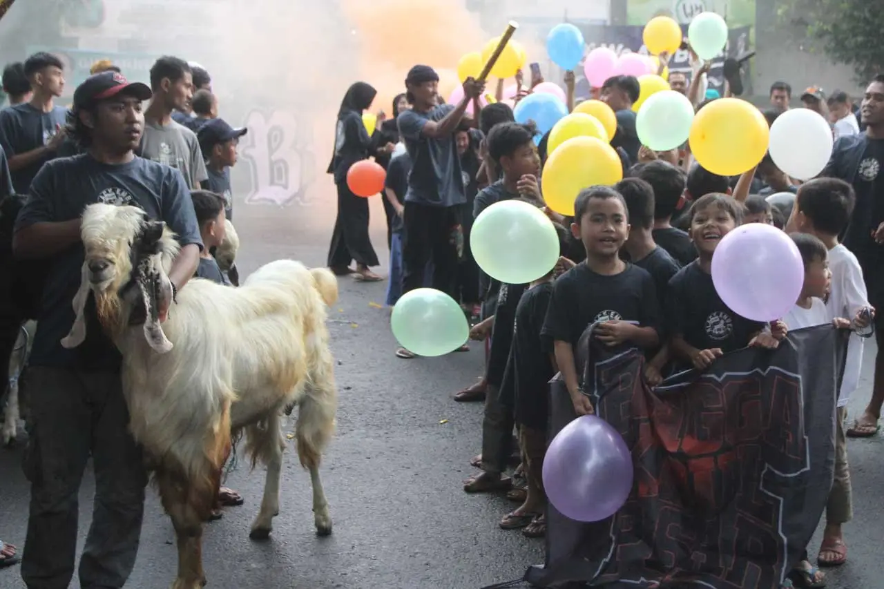Tradisi Pawai Hewan...