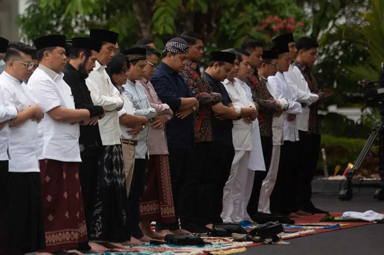 Presiden Jokowi Salat...