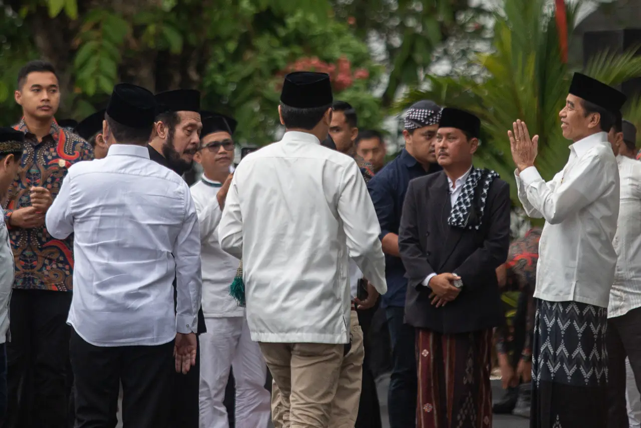 Presiden Jokowi Salat...
