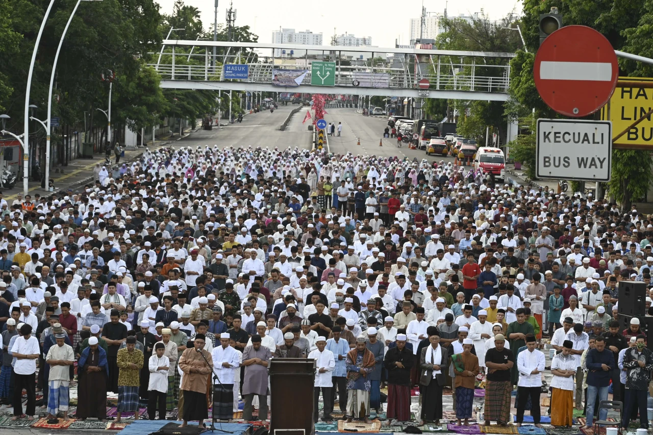 Ribuan Umat Muslim Laksanakan...