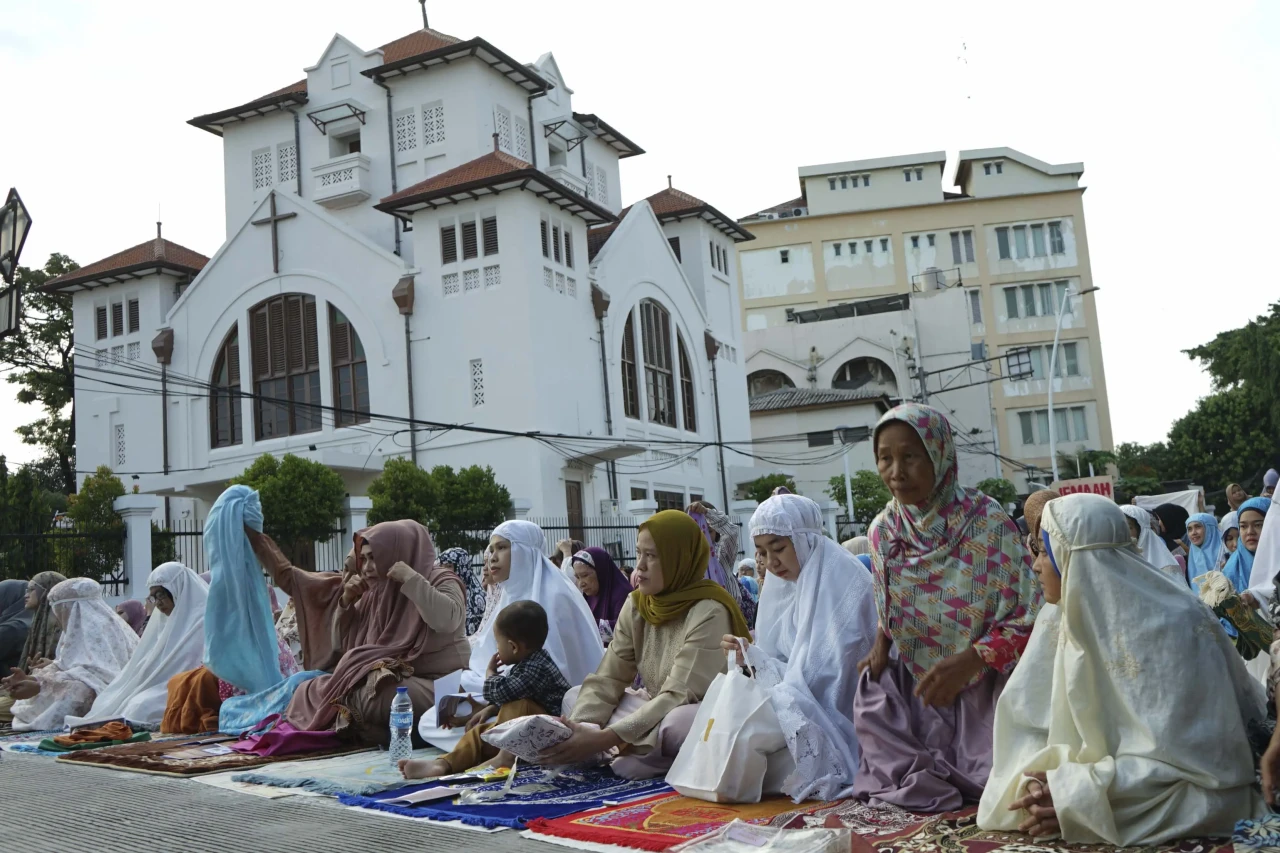 Ribuan Umat Muslim Laksanakan...