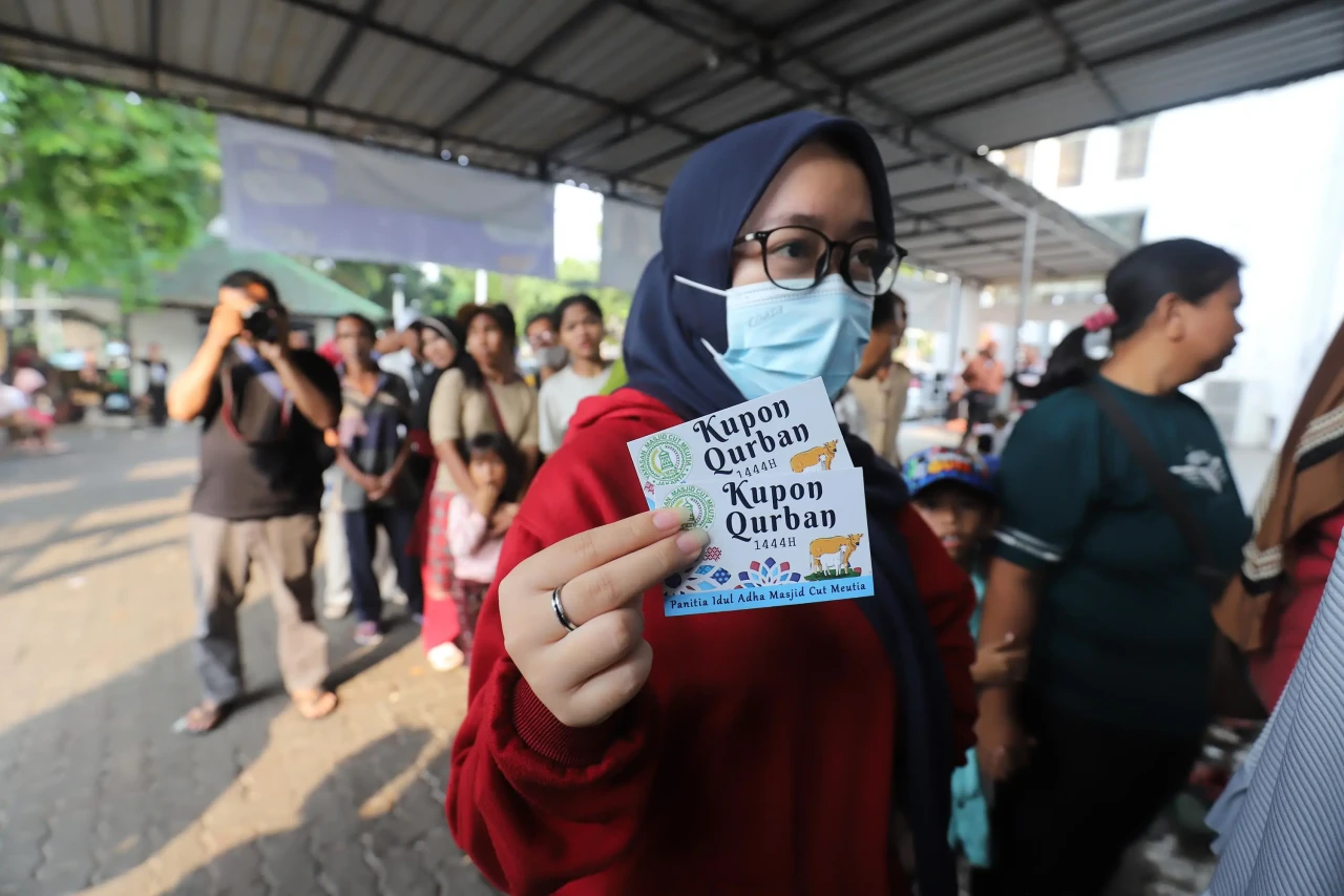 Warga Rela Antre Panjang...