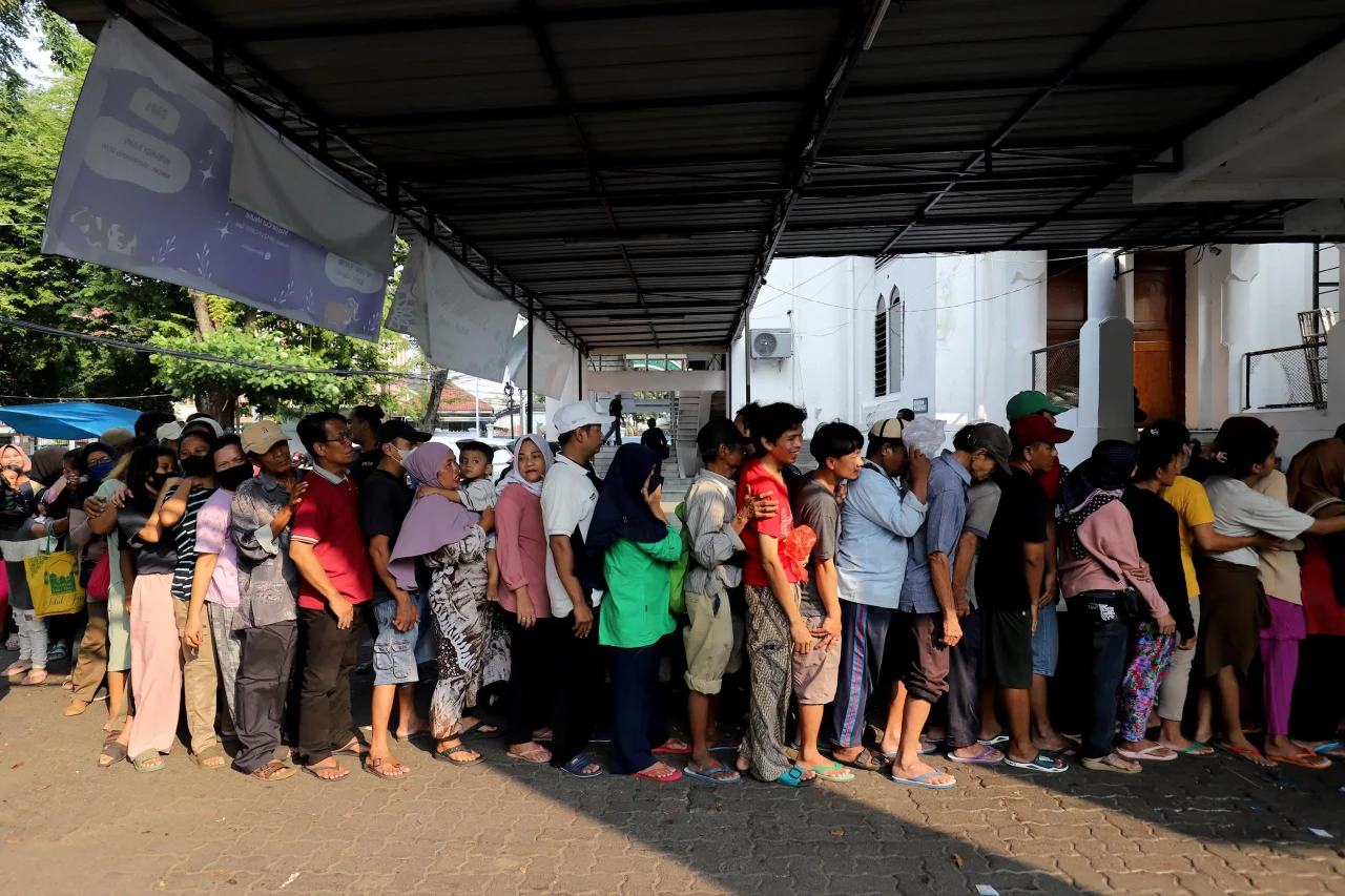 Warga Rela Antre Panjang...