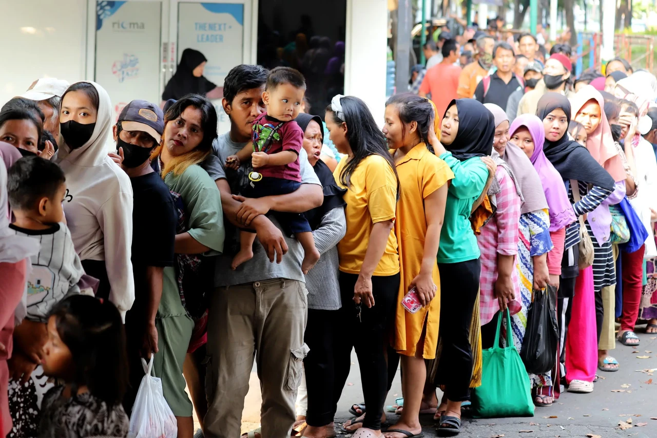 Warga Rela Antre Panjang...