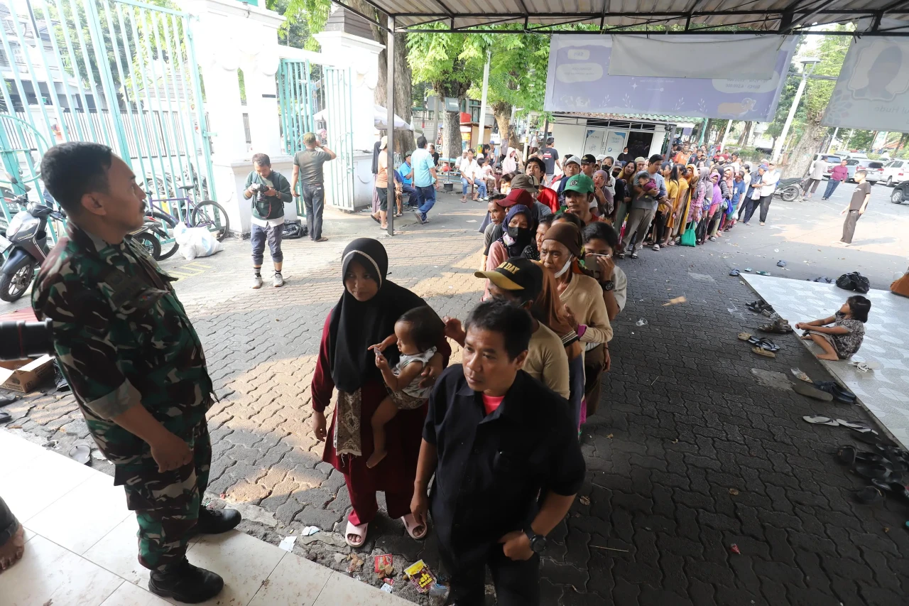 Warga Rela Antre Panjang...