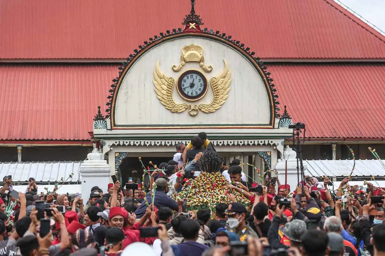 Warga Rebutan Gunungan...
