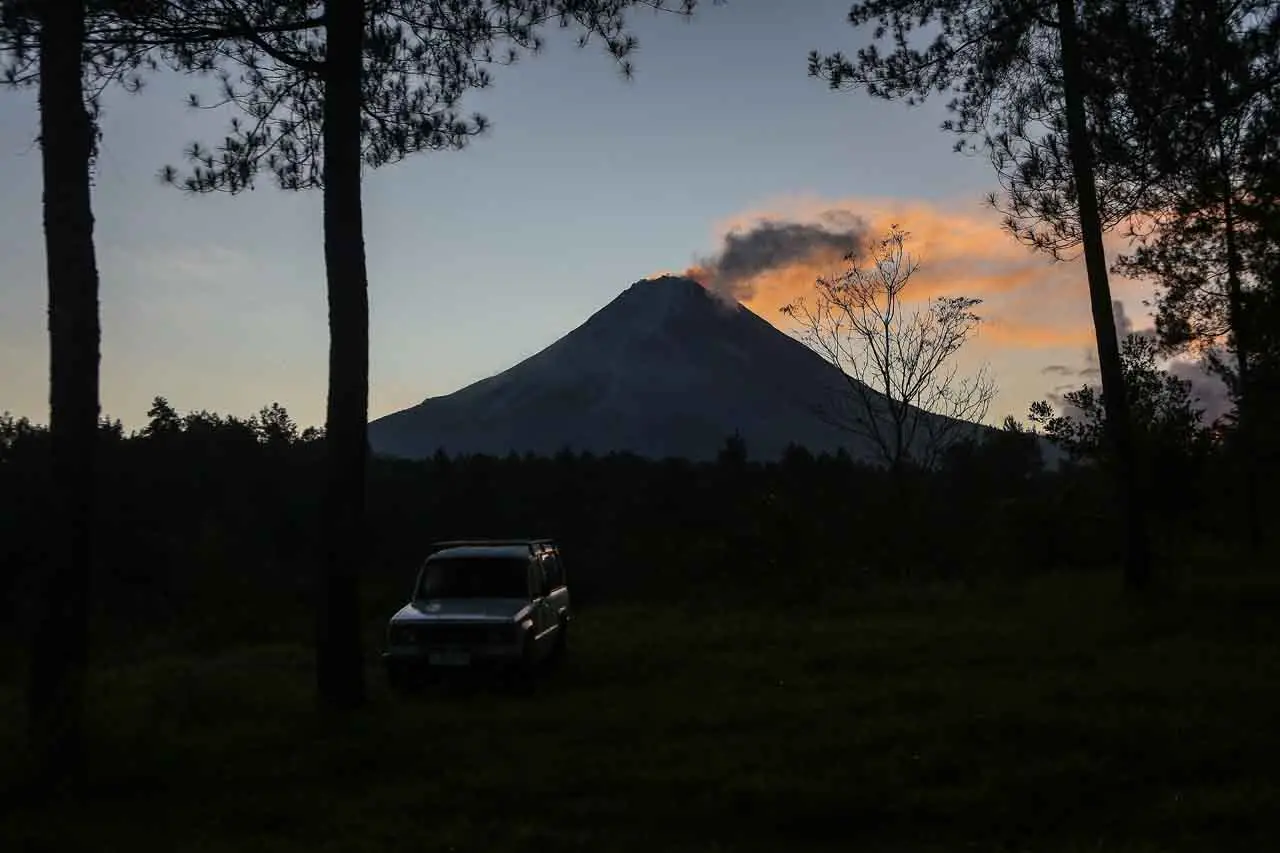 Keluarkan Asap Solfatara,...