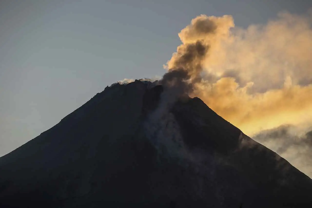 Keluarkan Asap Solfatara,...