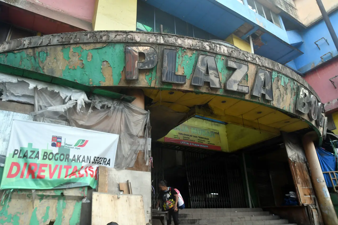 Pedagang Kosongkan Plaza...