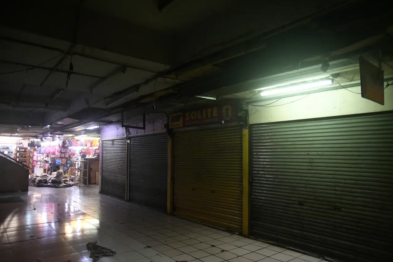 Pedagang Kosongkan Plaza...
