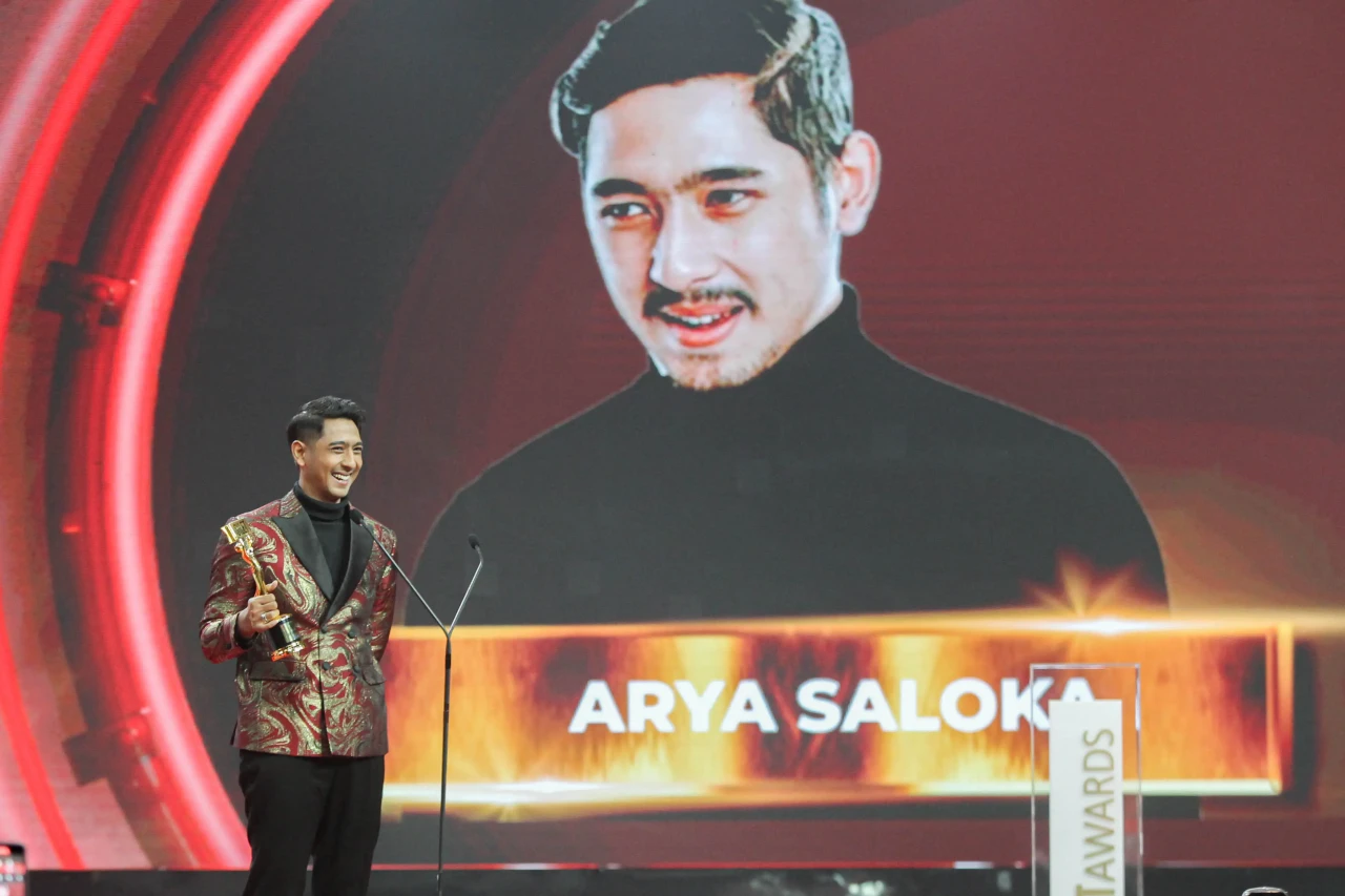 Arya Saloka Raih Penghargaan...