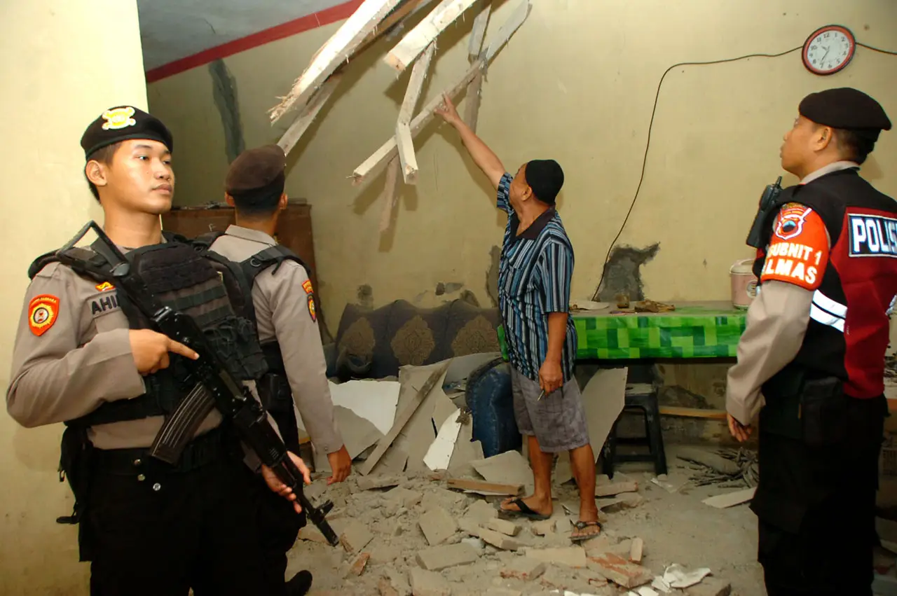 Dampak Gempa Bumi di...