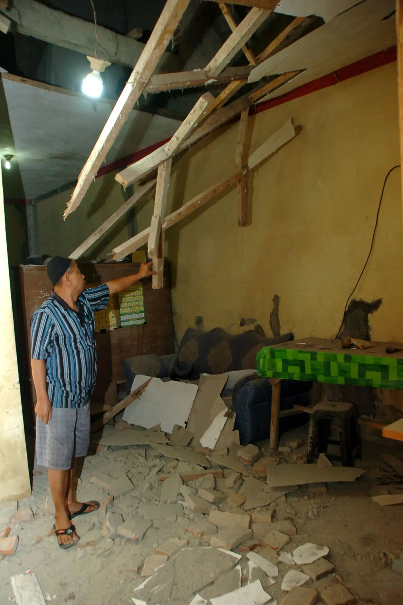 Dampak Gempa Bumi di...