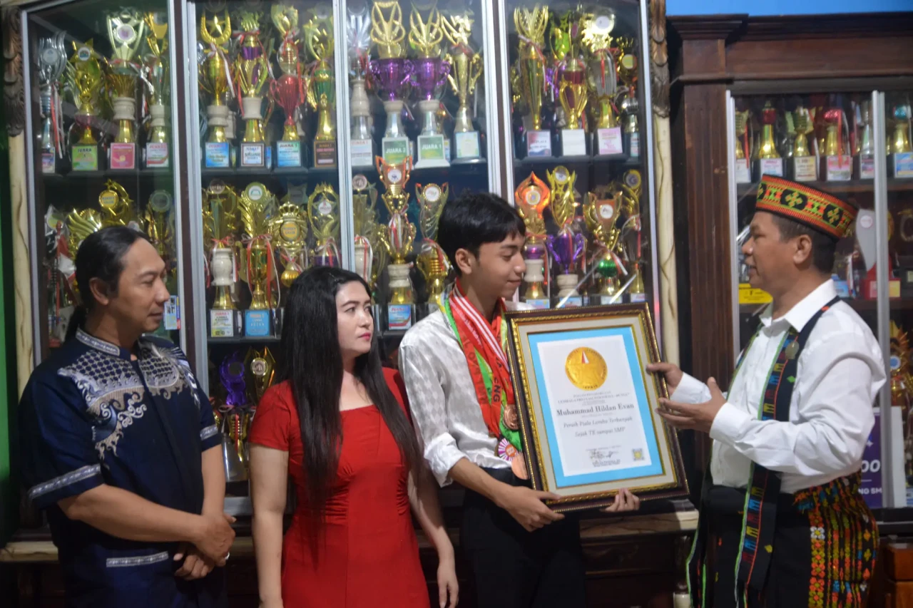 Raih 1.200 Piala dan...