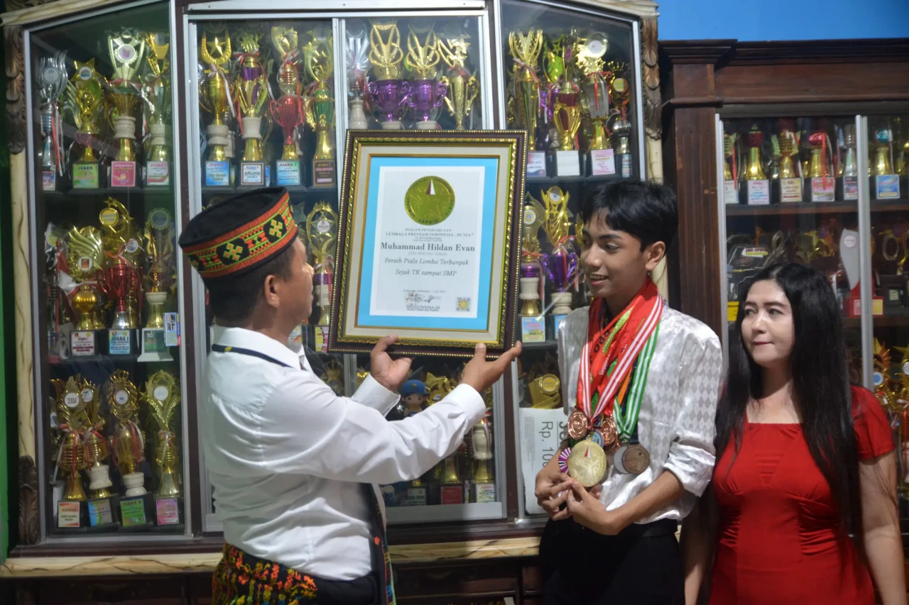 Raih 1.200 Piala dan...