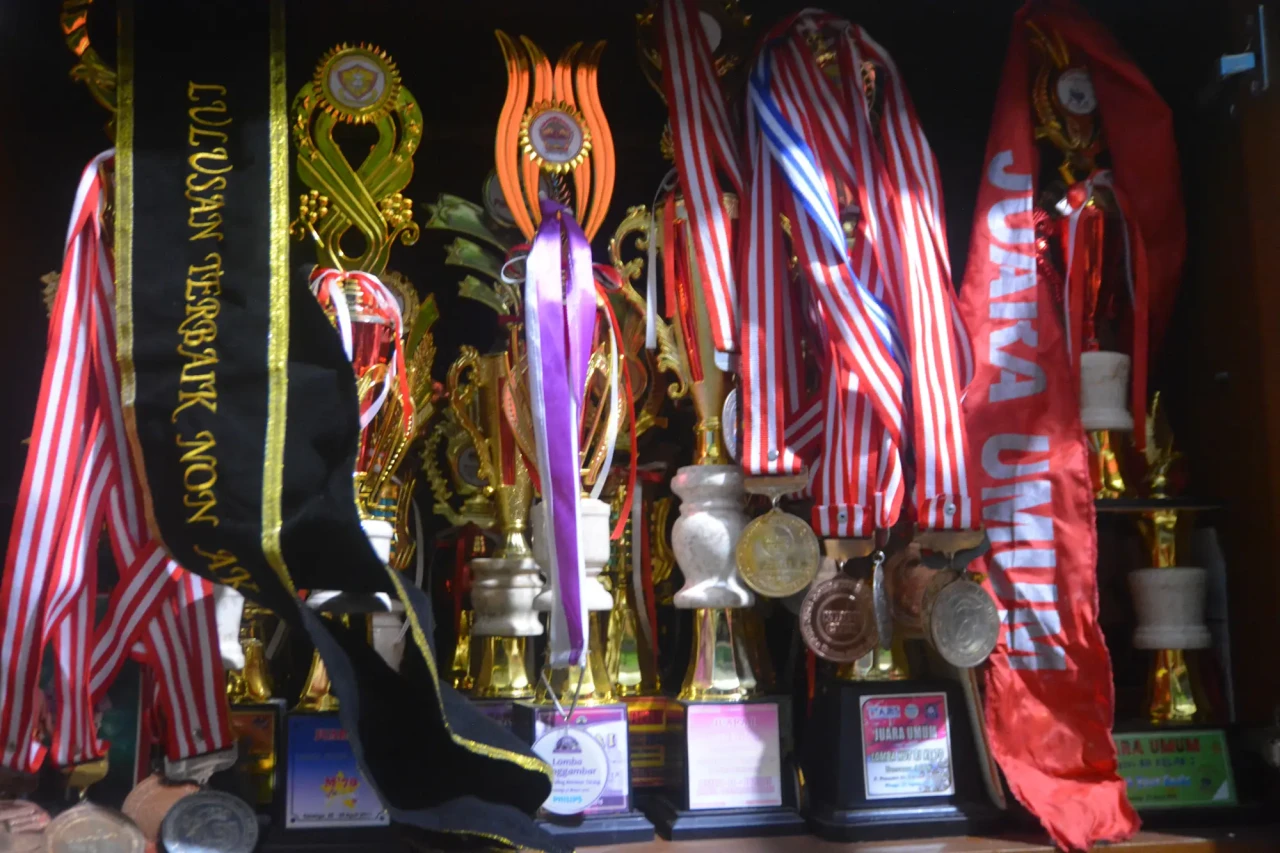 Raih 1.200 Piala dan...