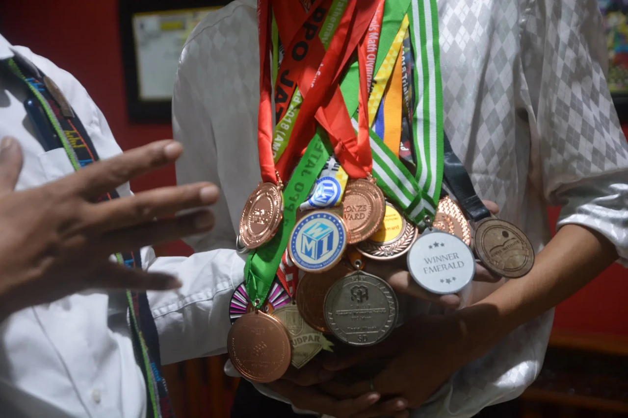 Raih 1.200 Piala dan...