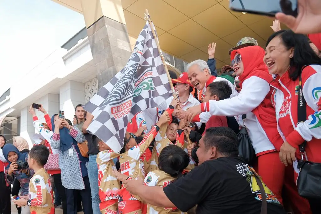 Ganjar Pranowo Lepas...